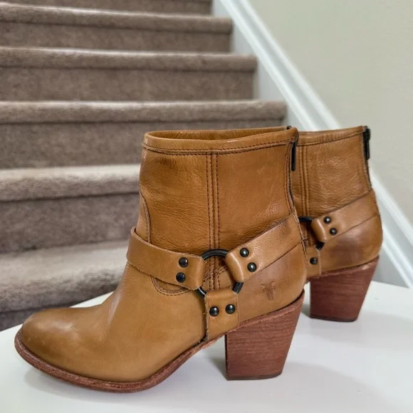 Frye Designer Tabitha Harness Camel Cognac Leather Short Heel Boots Size 8.5 - Picture 2 of 8